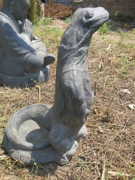 Product image 4 of the product “Standing water monitor lizard as a water feature, 60 cm high | Cast stone, handcrafted & coloured ”